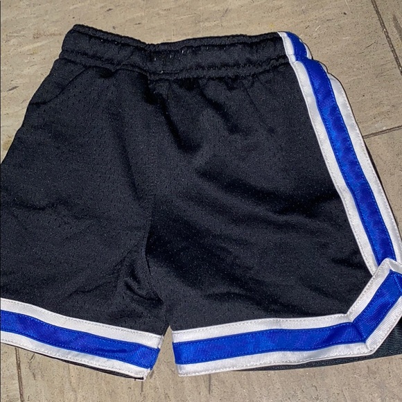 Oshkosh size 12 months shorts - Picture 3 of 3